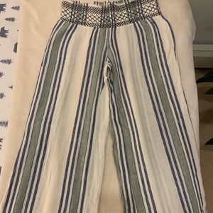 Loose fitted&mid waist striped pants.